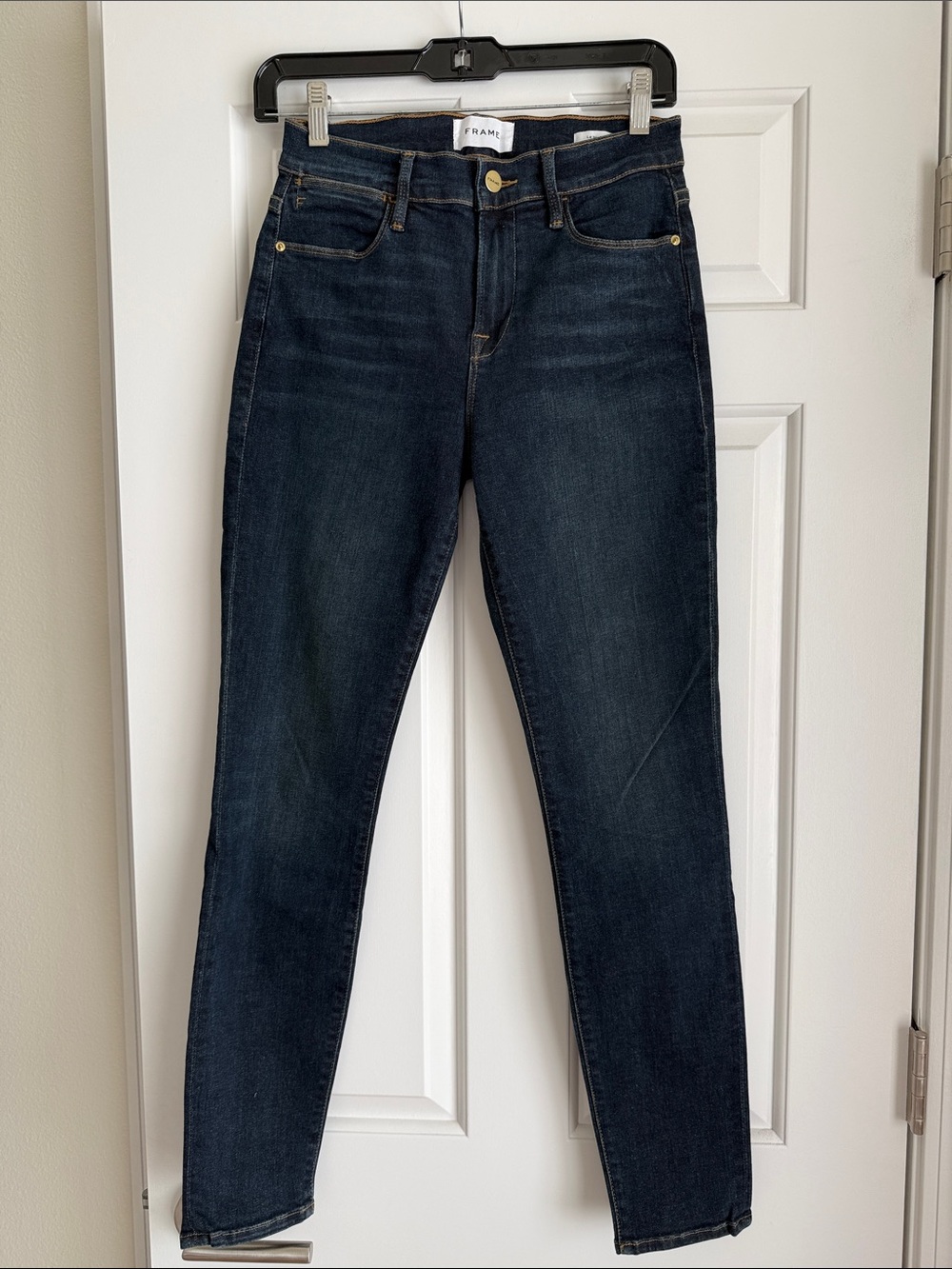 Frame Denim Le High Skinny in Dark Indigo Blue. Size 26.